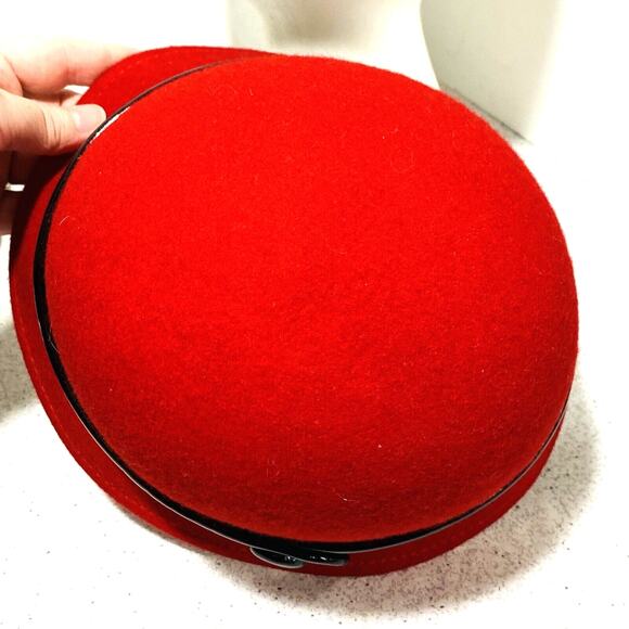 Red Felted Wool Bucket Hat 1980’s by Target Black Patent Trim Chic One Size - Picture 7 of 9